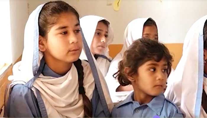 Gadis-gadis menghadiri kelas di sekolah Dureji.  — Screengrab dari paket video Geo News