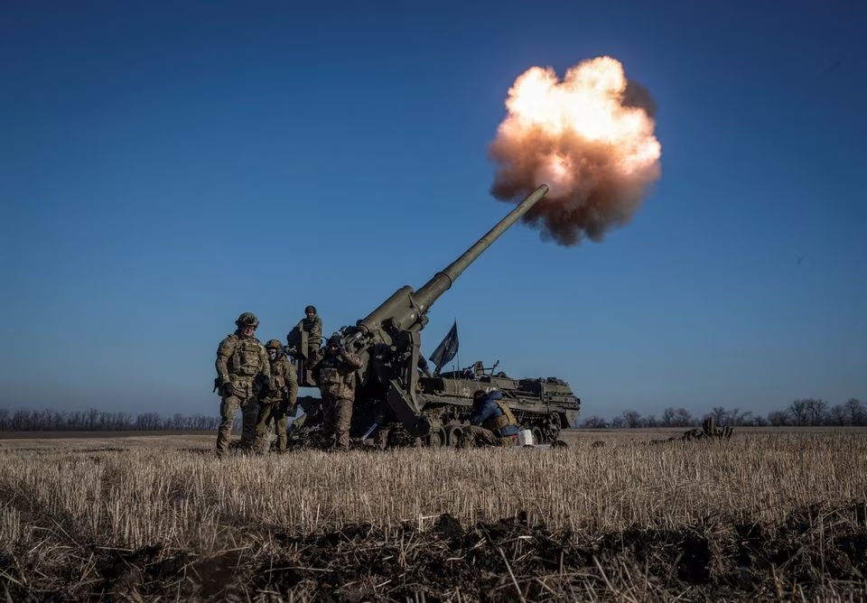24 جنوری 2023 کو یوکرین کے ڈونیٹسک علاقے میں باخموت کے قریب ایک فرنٹ لائن پر، یوکرین پر روس کے حملے کے درمیان، یوکرین کے فوجی 2S7 Pion خود سے چلنے والی بندوق سے روسی پوزیشنوں کی طرف فائر کر رہے ہیں۔— رائٹرز