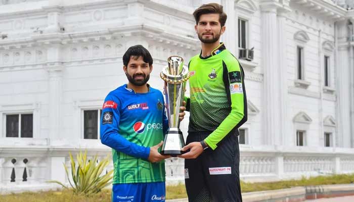 Shaheen (R) and Rizwan (L) with the PSL trophy — PCB
