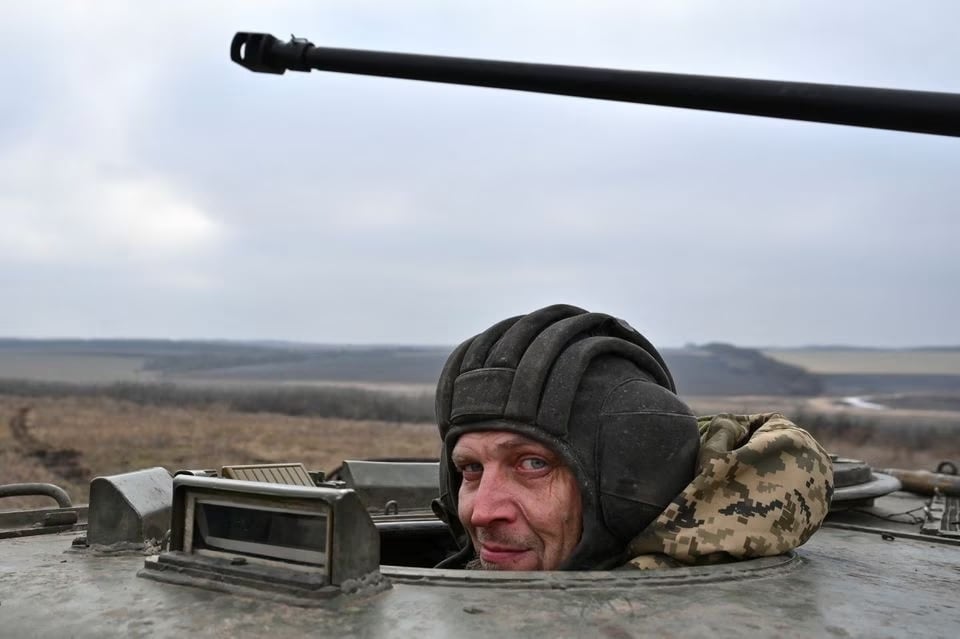 23 جنوری، 2023 کو یوکرین کے زاپوریزہیا ریجن میں، یوکرین پر روس کے حملے کے دوران، یوکرین کا ایک سروس ممبر جارحانہ اور حملہ آور مشقوں کے دوران ایک پیادہ لڑنے والی گاڑی کے اندر بیٹھا ہے۔— رائٹرز