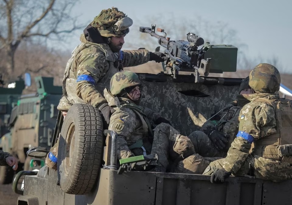 23 جنوری 2023 کو یوکرین کے ڈونیٹسک علاقے میں باخموت کے قریب، یوکرین پر روس کے حملے کے دوران زخمی یوکرینی فوجیوں کو انخلاء کے دوران دیکھا جا رہا ہے۔— رائٹرز