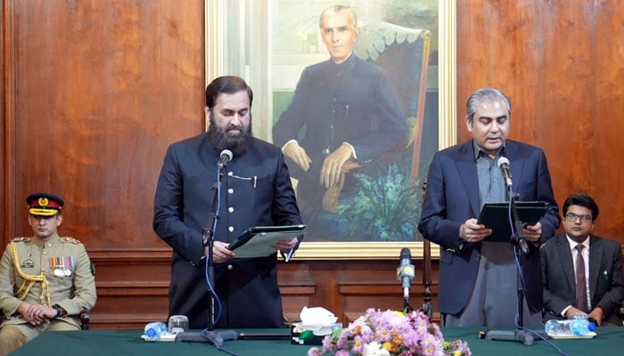 Punjab Governor Baligh ur Rehman administering oath to caretaker chief minister Mohsin Naqvi. — Punjab Govt