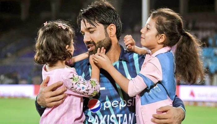 Pakistan wicket-keeper batter Mohammad Rizwan with his daughters. — Twitter/@MughalDanish01