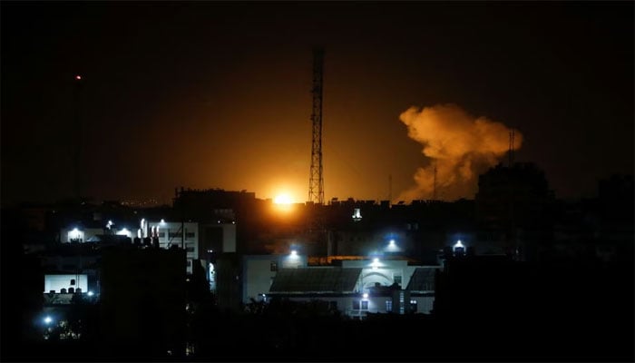 غزہ شہر میں اسرائیلی فضائی حملوں کے دوران دھواں اور شعلے اٹھ رہے ہیں، 27 جنوری 2023۔ - رائٹرز