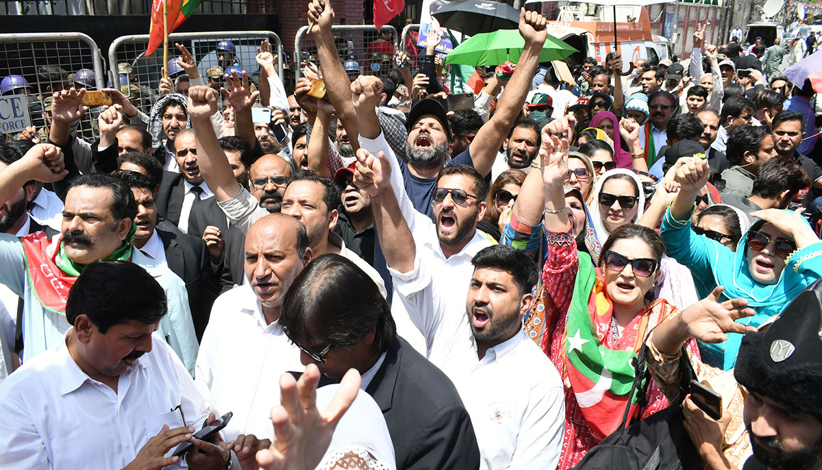 پی ٹی آئی کے حامی 26 اپریل 2022 کو لاہور میں ایک احتجاجی ریلی کے دوران نعرے لگا رہے ہیں۔ — آن لائن