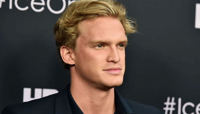 Cody Simpson treats fans to his new tune on guitar