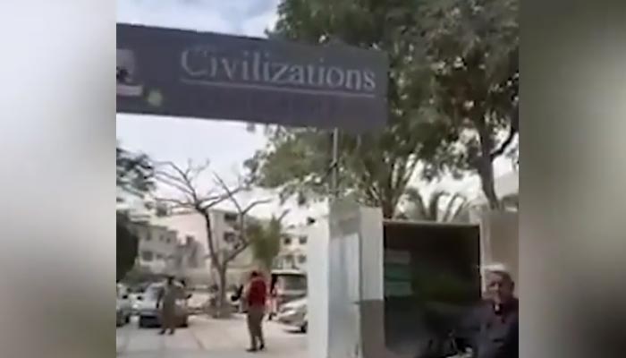 کراچی کے علاقے نارتھ ناظم آباد میں اسکول کا سائن بورڈ نظر آنے والی وائرل ویڈیو سے اسکرین گریب۔  - Geo.tv