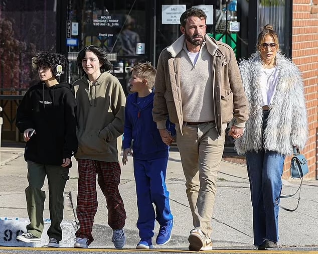 Jennifer Lopez, Ben Affleck enjoy weekend getaway with their blended family