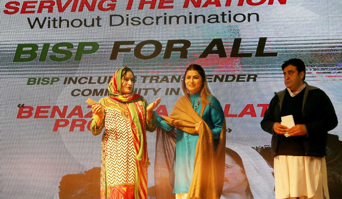 Federal Minister for Poverty Alleviation and Social Safety Shazia Marri handing over Rs7,000 as quarterly financial support to a transgender person during a ceremony in Karachi on January 29, 2023. — APP
