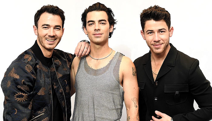 Joe Jonas plays a bit of new song for fans from forthcoming album