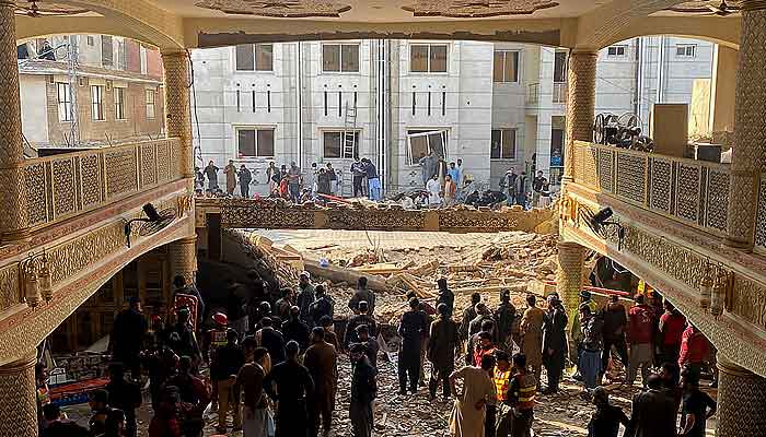 سیکیورٹی اہلکار 30 جنوری 2023 کو پشاور میں پولیس ہیڈ کوارٹر کے اندر دھماکے کی جگہ کا معائنہ کر رہے ہیں۔ —AFP