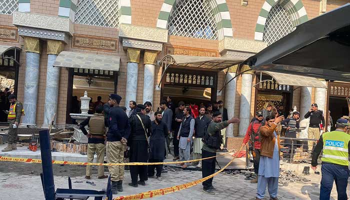 سیکیورٹی اہلکار 30 جنوری 2023 کو پشاور میں پولیس ہیڈ کوارٹر کے اندر مسجد میں دھماکے کی جگہ کو گھیرے میں لے رہے ہیں۔ — اے ایف پی