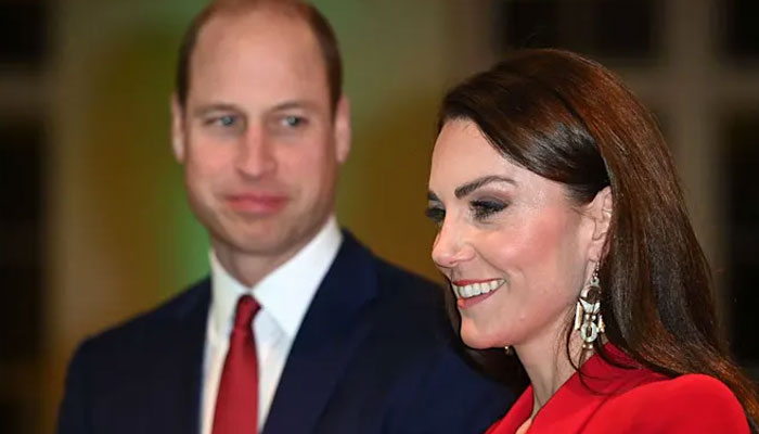 El príncipe William le dice al personal del banco de alimentos que ‘habla demasiado’ con Kate Middleton