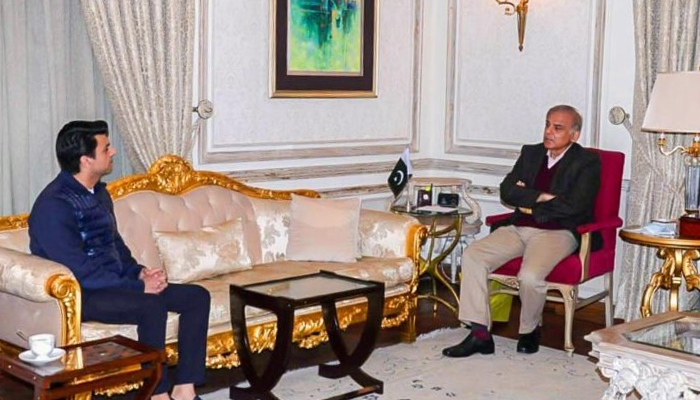 Businessman Jawad Sohrab Malik (left) meets Prime Minister Shahbaz Sharif in this undated photo. — Photo by author