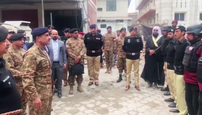 COAS جنرل عاصم منیر (بائیں) 3 فروری 2023 کو پشاور میں خیبر پختونخوا پولیس کے پولیس افسران سے ملاقات کر رہے ہیں۔ - ISPR