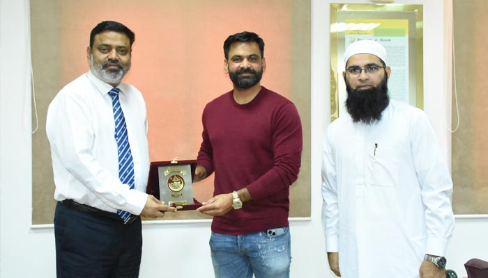 KU Vice-Chancellor Professor Dr Khalid Mahmood Iraqi photographed while awarding a shield to former captain Mohammad Hafeez on February 3, 2023. — Facebook/University of Karachi Times