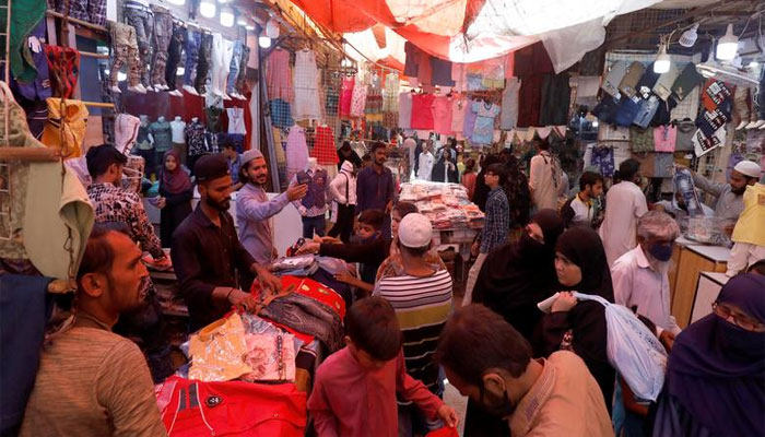 People shop from stalls in a market after Pakistan started easing the lock-down as COVID-19 continues, in Karachi, Pakistan. — Reuters/File