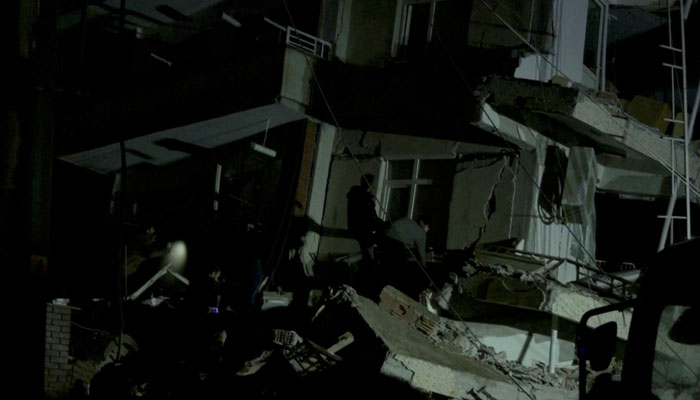 Gempa bumi Turki yang mematikan membuat penyelamat berebut untuk selamat