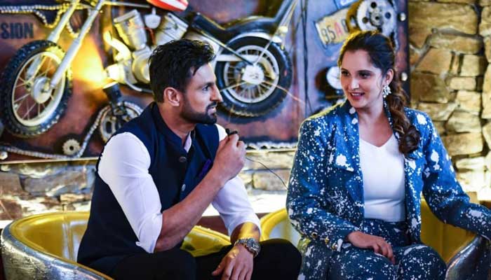 Pakistani cricketer Shoaib Malik (left) and Indian tennis star Sania Mirza speak during an interview ahead of their joint chat show The Mirza Malik Show on an OTT platform on December 11, 2021. — Instagram/realshoaibmalik