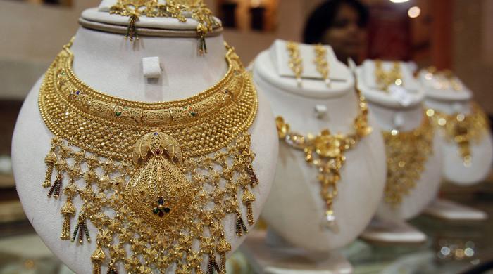 Gold price in Pakistan falls by more than Rs4,000 per tola