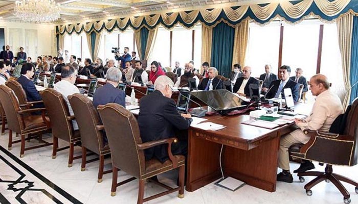 وزیر اعظم شہباز شریف 22 نومبر 2022 کو کابینہ کے اجلاس کی صدارت کر رہے ہیں۔ — اے پی پی/فائل
