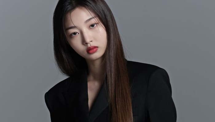 Lee Ha Eum, sister of Park Jihyo from 3rd generation girl group Twice has signed on as a rookie actress.