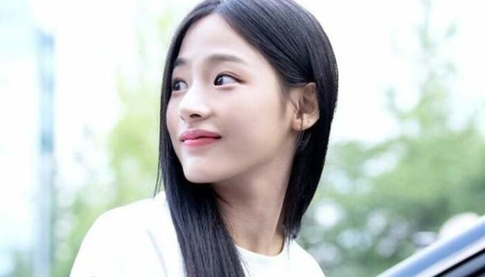 New Jeans member Minji is being applauded by netizens after responding to an unflattering comment.