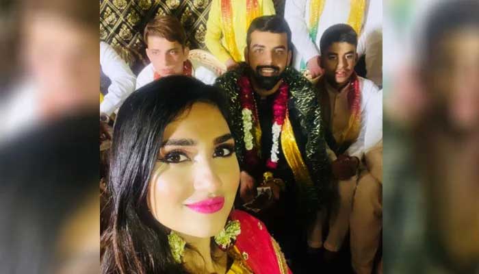 Pakistan all rounder Shadab Khan (centre) is seen in a selfie taken by pacer Hassan Alis wife Samyah Khan at Shadabs mehndi. — Instagram/samyahkhan1604