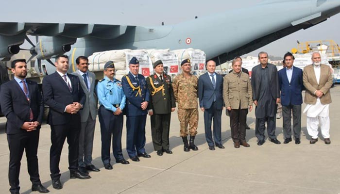 Prime Minister Muhammad Shehbaz Sharif in a group photo with Turkish Consul General H.E. Emir Ozbay and others on the occasion of seeing off a cargo plane carrying relief goods for the earthquake victims of Turkiye in Lahore on February 10, 2023. — PMO