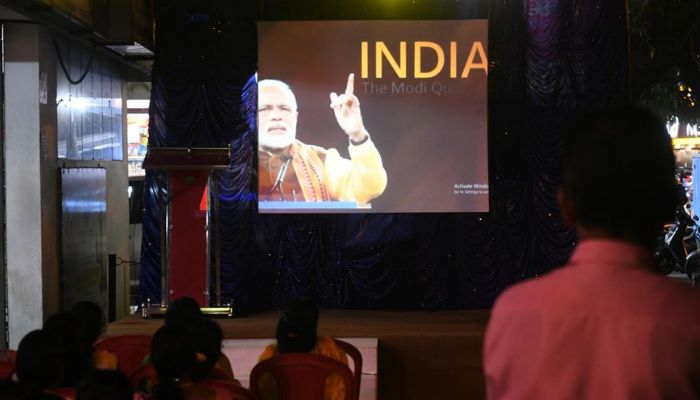 People watch the BBC documentary “India: The Modi Question” screened by CITU at Petta Junction in Kochi, India.— Thulasi Kakkat via The Hindu