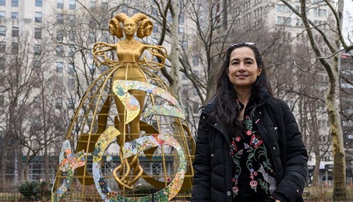 نیو یارک سٹی میں 7 فروری 2023 کو آرٹسٹ شاہزیہ سکندر اپنی ملٹی میڈیا نمائش ہواہ... سانس لینے، ہوا، زندگی کے حصے کے طور پر میڈیسن اسکوائر پارک میں اپنے مجسمے کے سامنے کھڑی ہے۔  - اے ایف پی