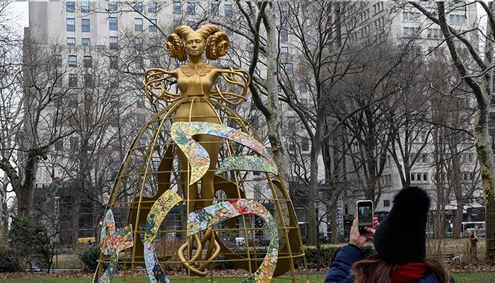 شاہزیہ سکندر کا مجسمہ گواہ 7 فروری 2023 کو نیو یارک سٹی میں اس کی ملٹی میڈیا نمائش Havah... to breathe, air, life کے حصے کے طور پر میڈیسن اسکوائر پارک میں نمائش کے لیے رکھا گیا ہے۔  - اے ایف پی