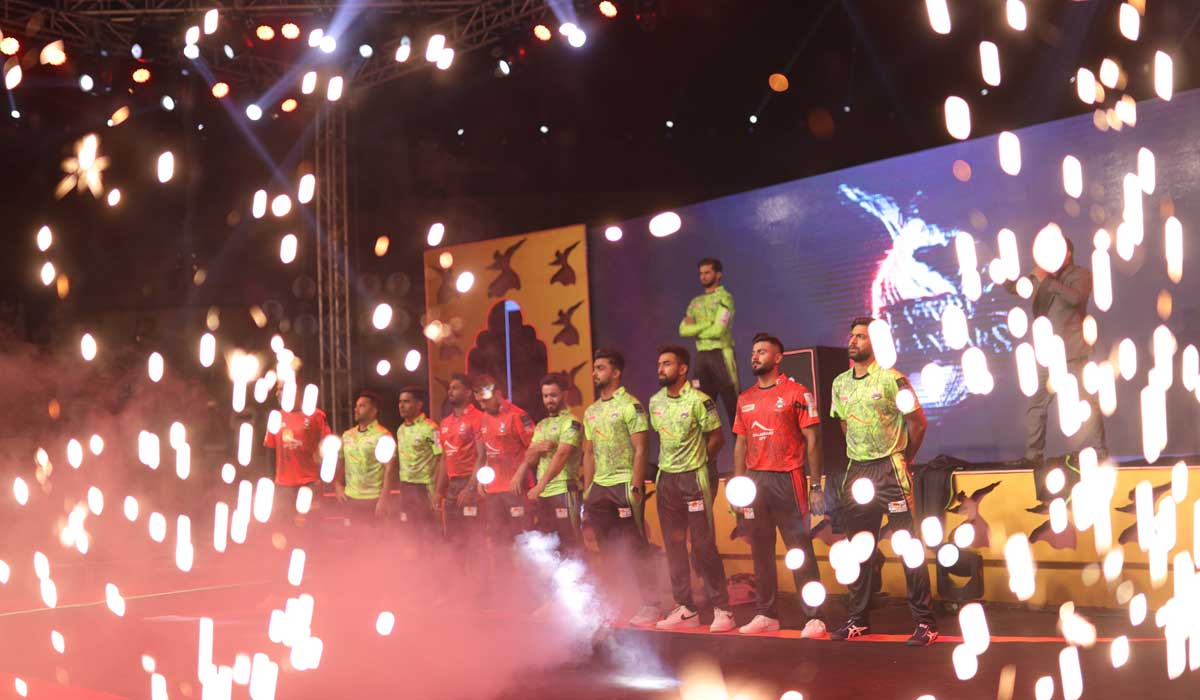 Team of Lahore Qalandars pose with their new kits for PSL 8. — Twitter/@lahoreqalandars