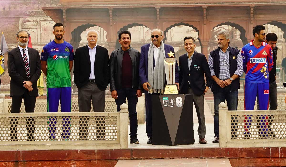Chairman PCB Management Committee Najam Sethi and team representatives pose with the PSL 8 Supernova Trophy. — Twitter/@thePSLt20