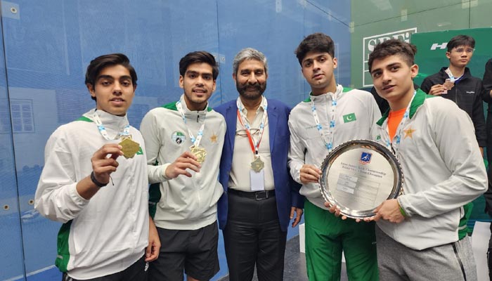 The winners pose with their medals and award. — Twitter/@paksquash