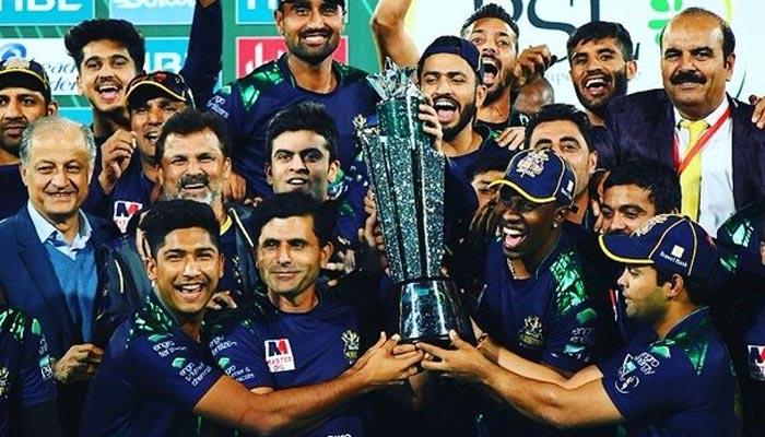 Quetta Gladiators with the PSL 2019 trophy after their maiden win. — Twitter