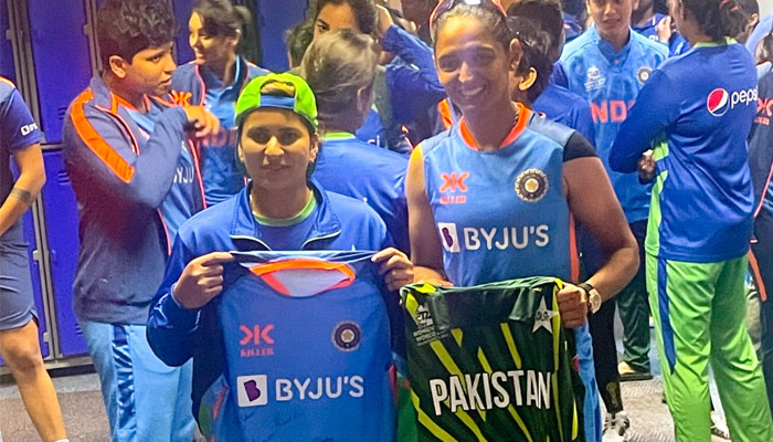 Vice-captain Nida Dar (left) and Indian captain Hermanpreet Kaur exchanging shirts. — PCB