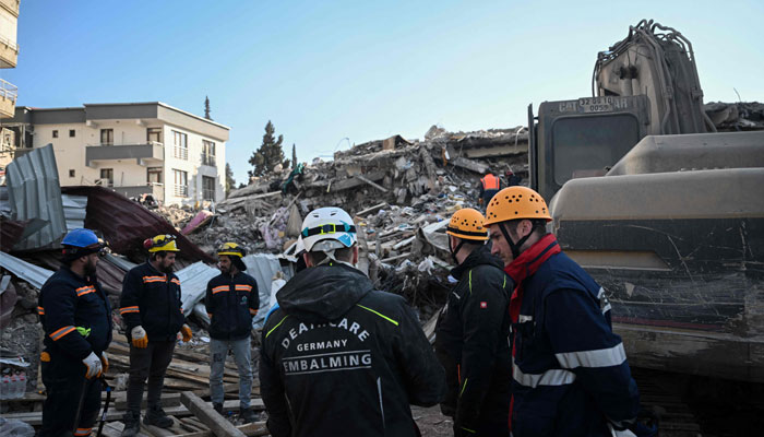 Tim penyelamat menggali puing-puing di Turki untuk tiga orang yang selamat seminggu setelah gempa