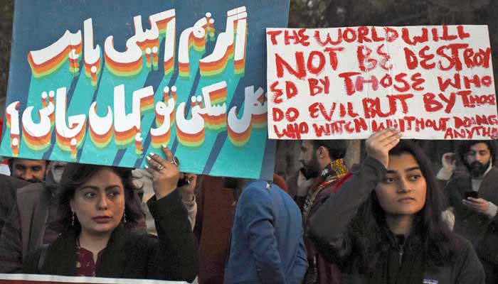 6 فروری 2023 کو اس تصویر میں اسلام آباد کے فاطمہ جناح پارک میں دو نامعلوم مسلح افراد کی جانب سے ایک خاتون کے ساتھ مبینہ اجتماعی زیادتی کے خلاف، سول سوسائٹی کے اراکین نے ایک احتجاج کے دوران پلے کارڈز اٹھا رکھے ہیں۔ — آن لائن
