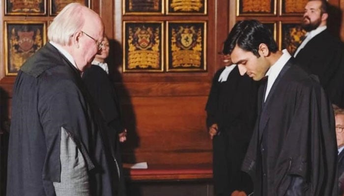 لندن میں انس آف کورٹ کی جانب سے قانونی اسکالرشپ ایوارڈ کے دوران برطانوی پاکستانی بیرسٹر فہرید چشتی (دائیں)۔  - مصنف کے ذریعہ