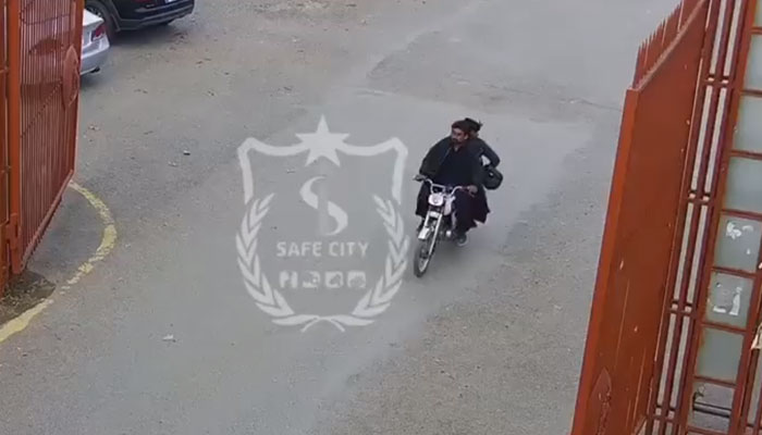 Suspects of F-9 park rape case entering the premises of the park. — Screengrab/Islamabad Police video