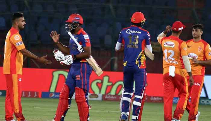 Players of Karachi Kings and Islamabad United photographed in a match during PSL 6.