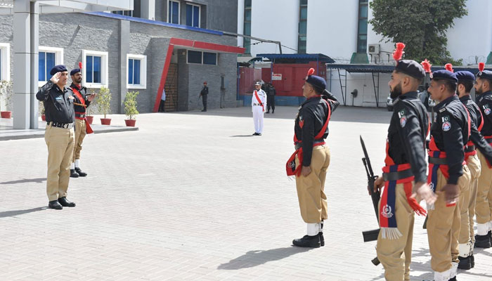 Police personnel welcome Ghulam Nabi Memon at CPO as the new IGP Sindh. — Sindh Police website/File