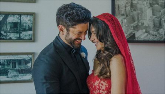 Farhan Akhtar writes a short yet romantic note for Shibani Dandekar
