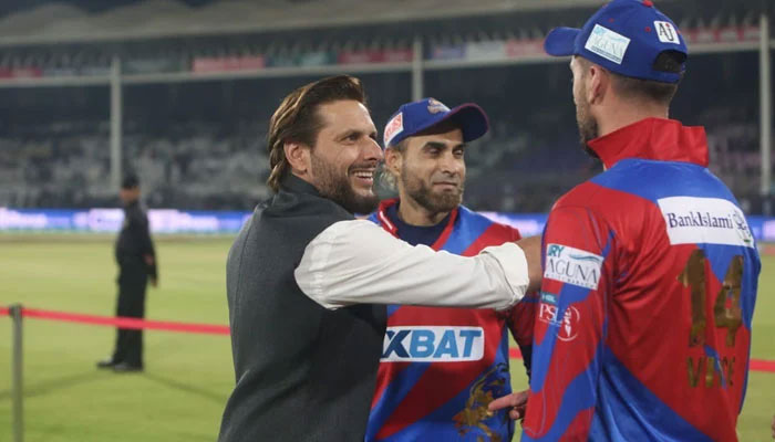 Shahid Afridi interacts with Karachi Kings players after their maiden victory in PSL 8.— Twitter/Karachi Kings