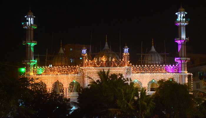 An illuminated view of the Aram Bagh Mosque in Karachi on October 6, 2022. — APP