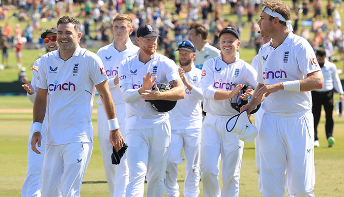 England´s James Anderson (L) walks from the field with teammate Stuart Broad (R) and other team members after their win during day four of the first cricket Test match between New Zealand and England at Bay Oval in Mount Maunganui on February 19, 2023.— AFP