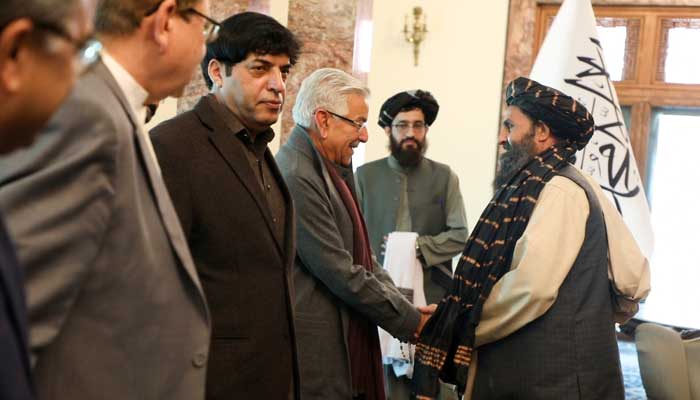 افغانستان کے نائب وزیر اعظم برائے اقتصادی امور ملا عبدالغنی برادر اخوند 22 فروری 2023 کو کابل میں وزیر دفاع خواجہ آصف اور ان کے وفد سے ملاقات کر رہے ہیں۔— Twitter/@FDPM_AFG