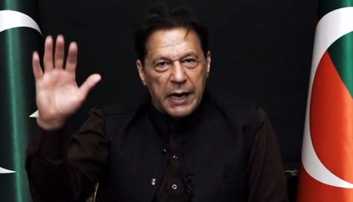 پی ٹی آئی کے چیئرمین عمران خان 23 فروری 2023 کو ایک ویڈیو لنک کے ذریعے قوم سے خطاب کر رہے ہیں، ایک ویڈیو سے لی گئی اس تصویر میں۔  - یوٹیوب/ پی ٹی آئی
