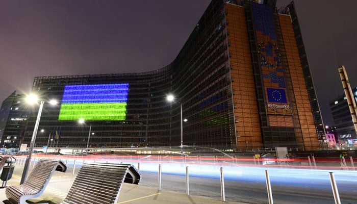 The Berlaymont at night, illuminated with the Ukrainian flag. Twitter/EU_Commission